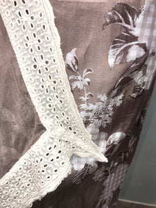 Semistich Muslin suit with lace work